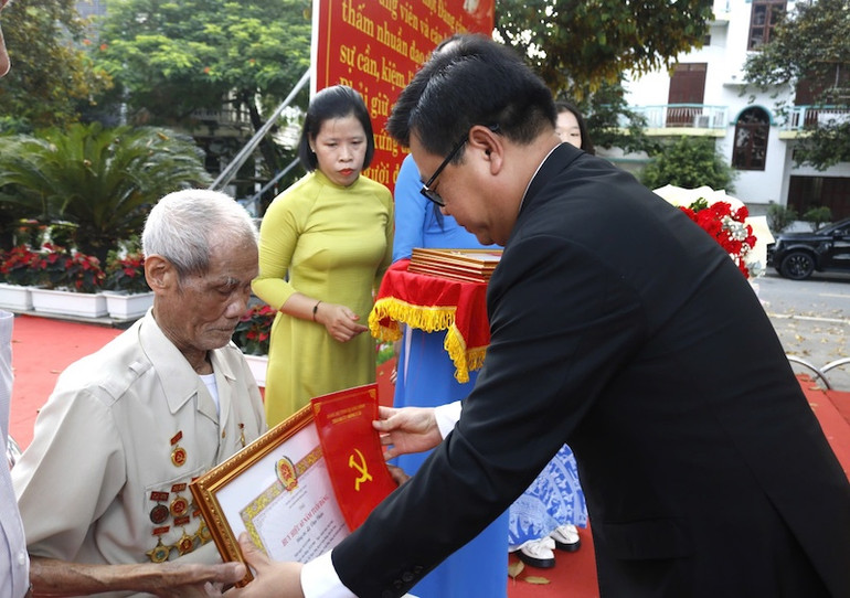 Bí thư Thành ủy Móng Cái trao Huy hiệu Đảng cho các đảng viên tiêu biểu, kiên trung.