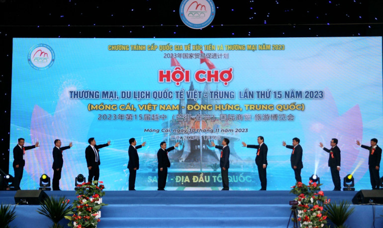 Các đại biểu ấn nút khai mạc Hội chợ Thương mại, Du lịch quốc tế Việt-Trung.