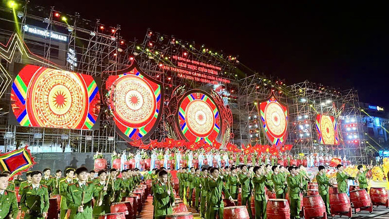 Màn trống hội của Học viện Cảnh sát nhân dân biểu diễn mở màn cho nhạc chào mừng Giải Taekwondo Cảnh sát châu Á mở rộng năm 2024.