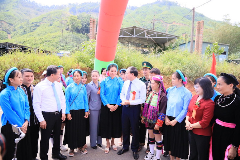 Lãnh đạo tỉnh Quảng Ninh cùng chia sẻ niềm vui với đồng bào các dân tộc xã Hải Sơn, thành phố Móng Cái trong ngày đưa tuyến đường 341 vào sử dụng.