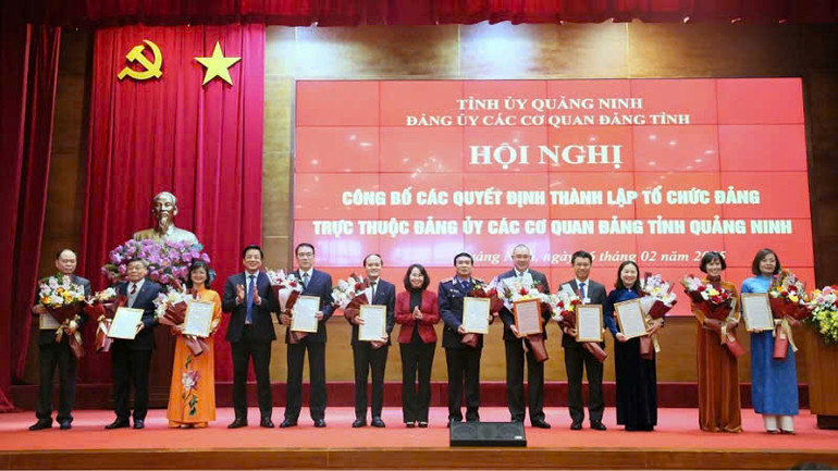 Đảng ủy các cơ quan Đảng tỉnh trao quyết định thành lập các chi, đảng bộ trực thuộc.