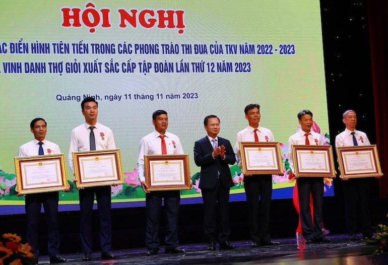 Quyền Chủ tịch Ủy ban nhân dân tỉnh Quảng Ninh Cao Tường Huy trao tặng Huân chương lao động hạng 3 cho các cá nhân có thành tích xuất sắc.