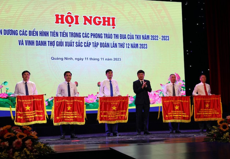 Chủ tịch Hội đồng thành viên TKV Ngô Hoàng Ngân trao Cờ thi đua của Chính Phủ cho các tập thể có thành tích xuất sắc.