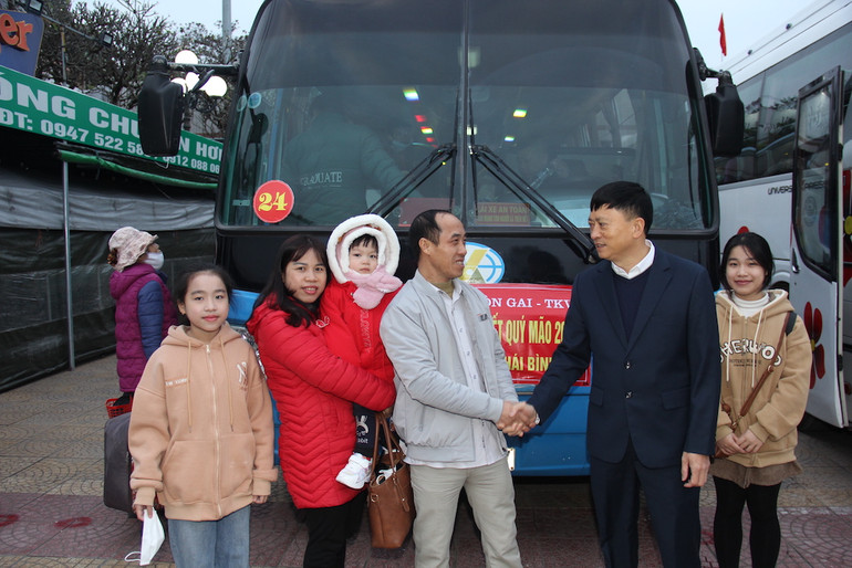 Gia đình thợ lò Trần Đức Tin được lãnh đạo Công ty Than Hòn Gai chúc Tết trước giờ lên xe về quê đón Tết Quý Mão 2023.