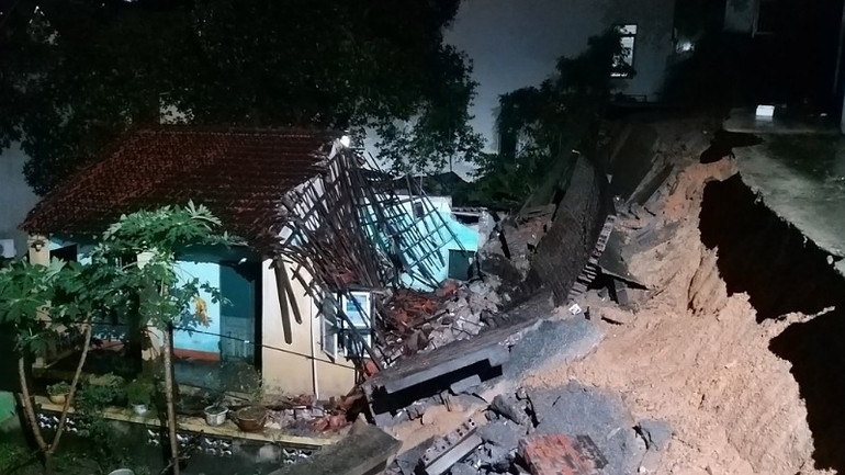 Mưa lớn kéo dài đã làm đổ kè, làm sập 1 nhà dân ở khu 1B, phường Hồng Hải.