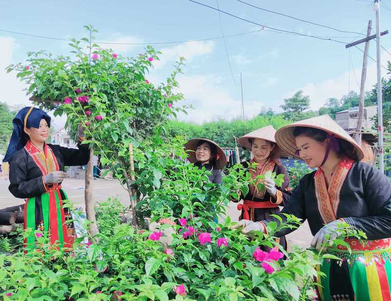 Người dân huyện miền núi Ba Chẽ chỉnh trang cảnh quan môi trường xanh, sạch, đẹp.