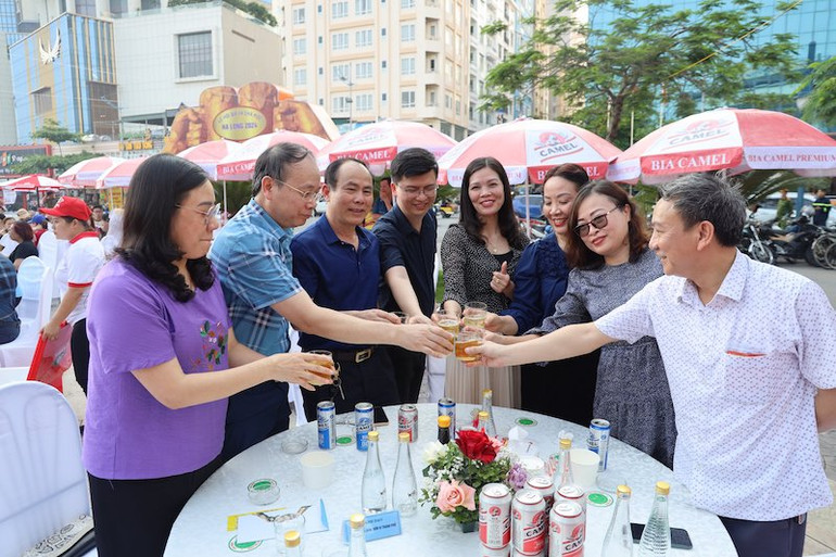 Lễ hội bia, chả mực tại Hạ Long hấp dẫn và thu hút đông đảo du khách đến trải nghiệm.