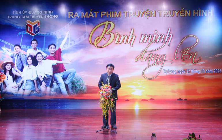 Giám đốc, Tổng Biên tập Trung tâm Truyền thông tỉnh Quảng Ninh Mai Vũ Tuấn phát biểu tại lễ ra mắt bộ phim "Bình minh đang lên".
