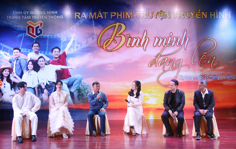 Đoàn làm phim và diễn viên chính của bộ phim "Bình minh đang lên" giao lưu với khán giả.