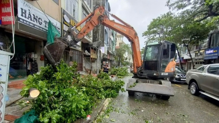 Thành phố huy động tối đa thiết bị để dọn vệ sinh môi trường sau bão.