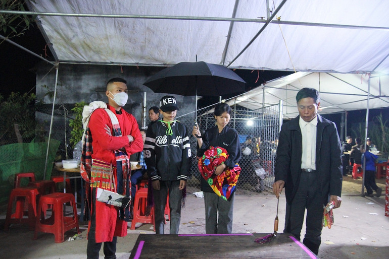 Hai em Tằng Văn Thuận và Tằng Văn Hiệp chuẩn bị được các thầy cúng thực hiện các nghi lễ cấp sắc. Hai em Tằng Văn Thuận và Tằng Văn Hiệp chuẩn bị được các thầy cúng thực hiện các nghi lễ cấp sắc.