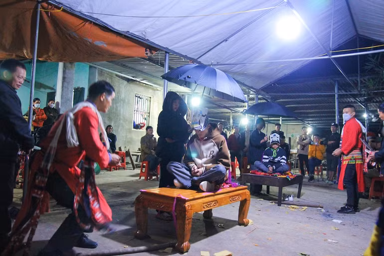 Các thầy cúng thực hiện nghi lễ cấp sắc cho em Tằng Văn Hiệp.