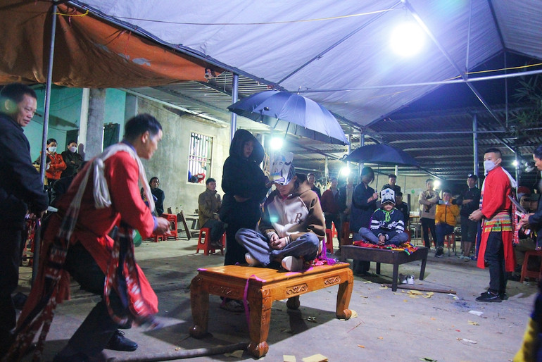 Các thầy cúng thực hiện nghi lễ cấp sắc cho em Tằng Văn Hiệp. Các thầy cúng thực hiện nghi lễ cấp sắc cho em Tằng Văn Hiệp.