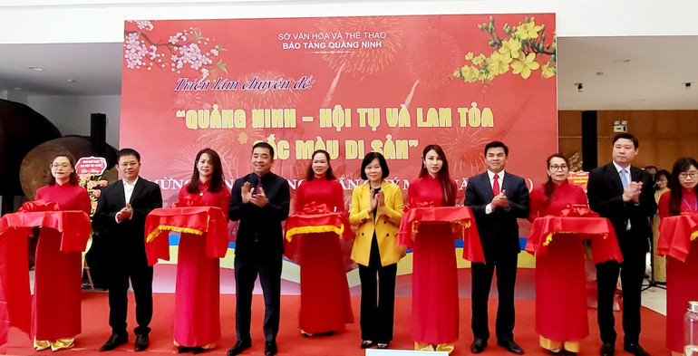 Các đại biểu cắt băng khai mạc Triển lãm "Quảng Ninh - Hội tụ và lan tỏa sắc màu di sản".
