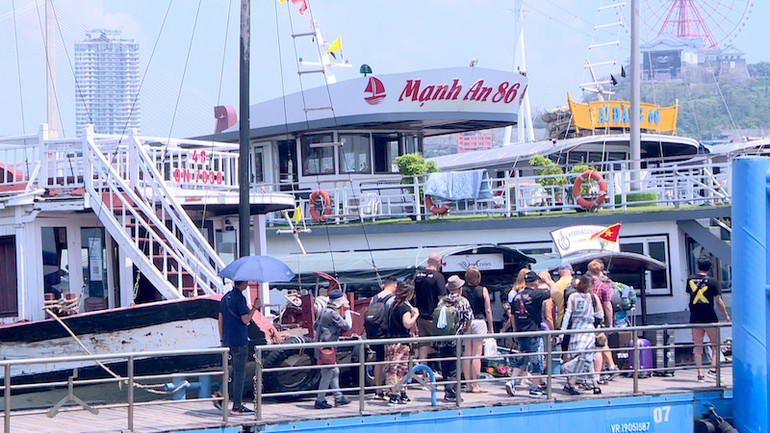 Vịnh Hạ Long đã đón nhiều đoàn du khách quốc tế đến tham quan, trải nghiệm sau bão số 3.