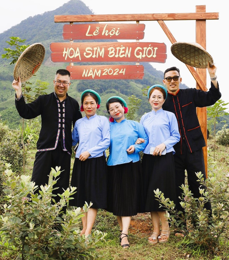 Du khách thích thú khi được check-in khi đến với vùng cao hải Sơn, Móng Cái.