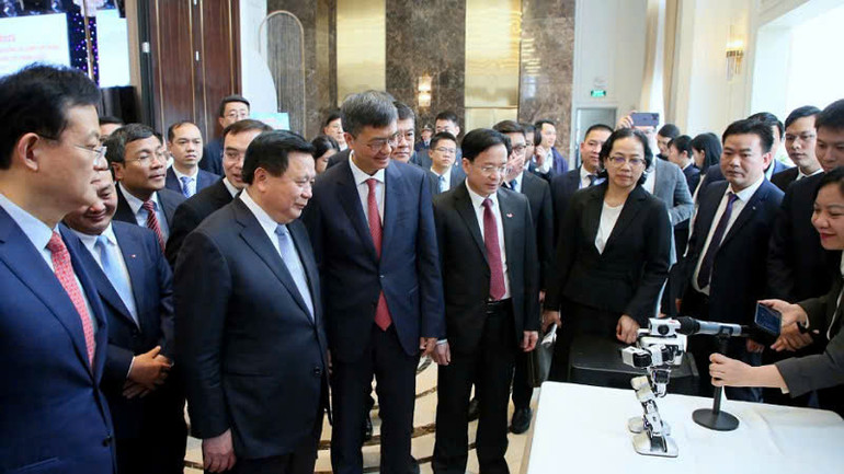 Các đại biểu tham quan khu trưng bày, giới thiệu sản phẩm xúc tiến thương mại, đầu tư, du lịch của các tỉnh. Các đại biểu tham quan khu trưng bày, giới thiệu sản phẩm xúc tiến thương mại, đầu tư, du lịch của các tỉnh.