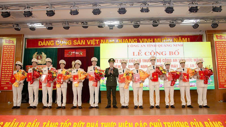 Trao Quyết định của Giám đốc Công an tỉnh về việc điều động lãnh đạo cấp phòng, công an cấp huyện.