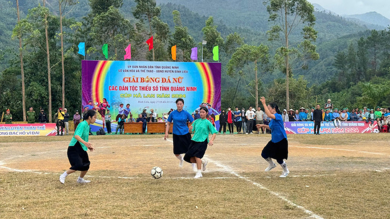 Trận khai mạc giữa đội bóng đá nữ của xã Vô Ngại, huyện Bình Liêu và huyện Tiên Yên.