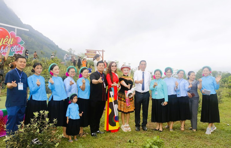 Du khách và người dân thích thú trải nghiệm và chụp ảnh lưu niệm.