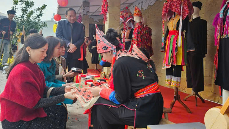 Đông đảo du khách và người dân thích thú được trải nghiệm và hòa mình vào không gian Tết các dân tộc tỉnh Quảng Ninh.