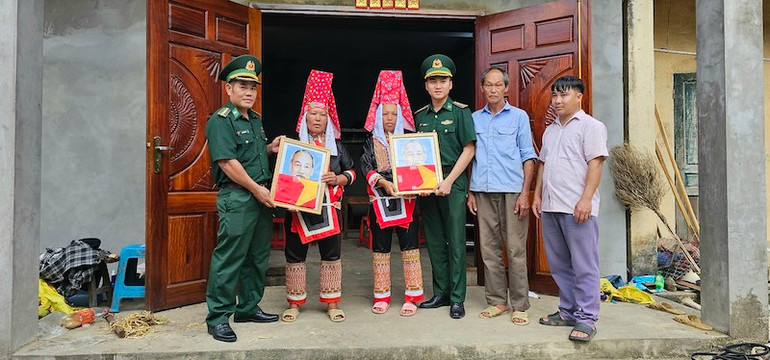 Đồn Biên phòng cửa khẩu Hoành Mô tặng cờ và ảnh Bác Hồ cho người dân nhân dịp đón Tết cổ truyền của dân tộc.