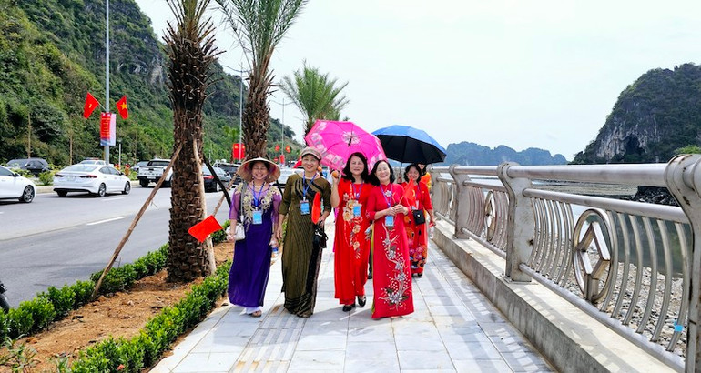 Niềm vui của người dân Cẩm Phả khi tuyến đường bao biển Hạ Long - Cẩm Phả được khánh thành. Niềm vui của người dân Cẩm Phả khi tuyến đường bao biển Hạ Long - Cẩm Phả được khánh thành.