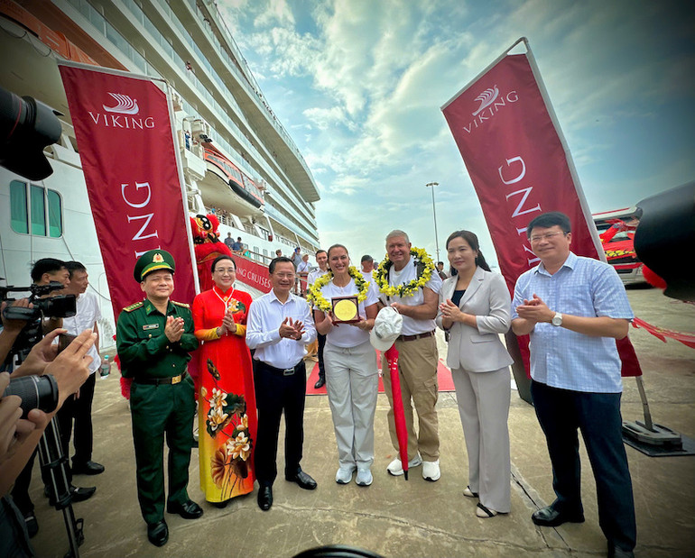 Lãnh đạo tỉnh Quảng Ninh chụp ảnh lưu niệm với vợ chồng vị khách thứ 3 triệu đến Quảng Ninh trong năm 2024.