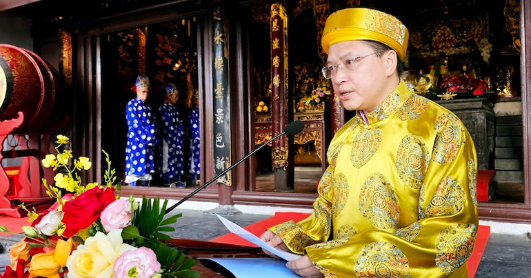 Phó Chủ tịch Ủy ban nhân dân thành phố Cẩm Phả Đinh Ngọc Chiến phát biểu tại lễ khai hội.