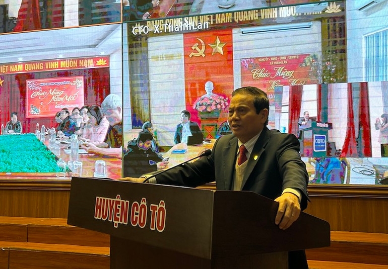 Tiến sĩ Lê Doãn Hợp nói chuyện chuyên đề tại huyện Cô Tô. Tiến sĩ Lê Doãn Hợp nói chuyện chuyên đề tại huyện Cô Tô.