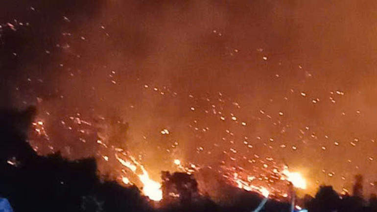 Do có cơn dông vào thời điểm xảy ra cháy nên gây khó khăn cho công tác dập lửa. (Ảnh người dân cung cấp)