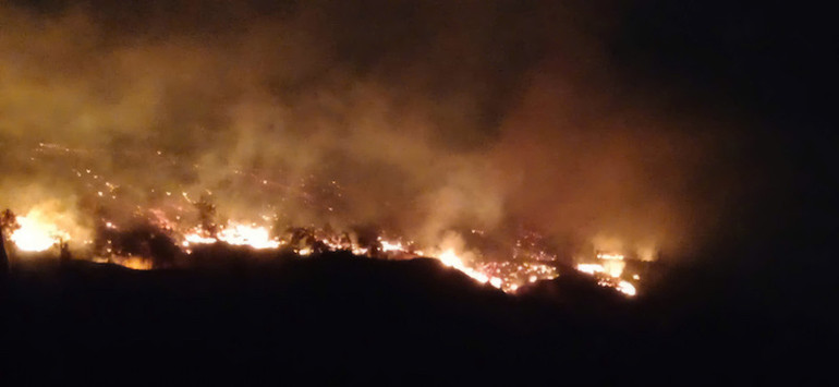 Đám cháy xảy ra vào khoảng 19 giờ ngày 12/4 trên địa bàn thị trấn Bình Liêu. (Ảnh người dân cung cấp)