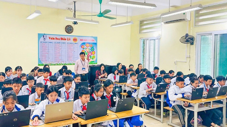Trường trung học cơ sở Ninh Dương, thành phố Móng Cái sử dụng laptop để nghiên cứu bài giảng trên giáo án điện tử.