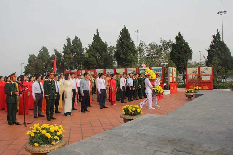 Các đại biểu dâng hương tại Tượng đài Chủ tịch Hồ Chí Minh trên đảo Cô Tô.