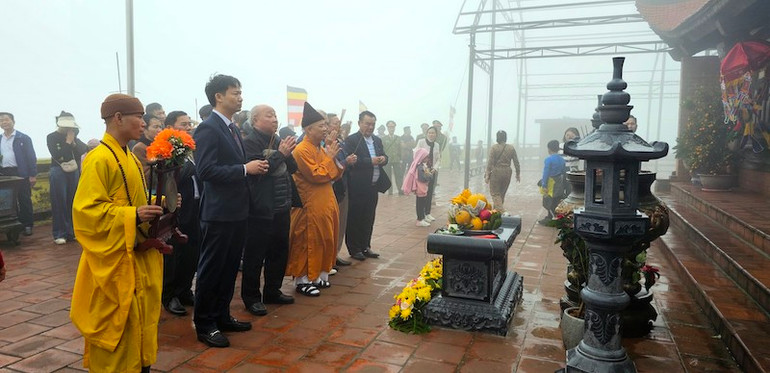 Các đại biểu dâng hương tại Chùa Ngọa Vân.