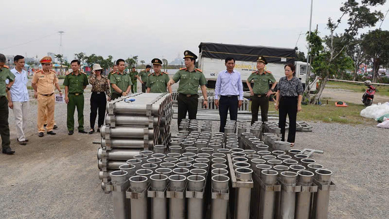 Lãnh đạo Công an tỉnh và lãnh đạo thành phố Hạ Long kiểm tra công tác bảo đảm an ninh trật tự cho lễ hội Carnaval Hạ Long 2025.