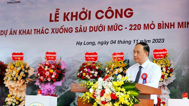 Quyền Giám đốc Công ty than Hòn Gai Phạm Duy Hưng phát biểu tại lễ khởi công.