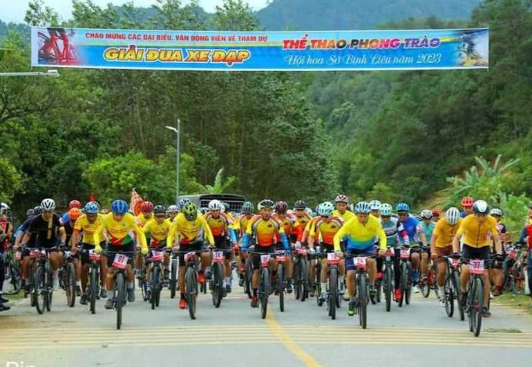 Các vận động viên tham gia Giải đua xe đạp thể thao phong trào Hội hoa Sở Bình Liêu lần thứ 7 xuất phát.