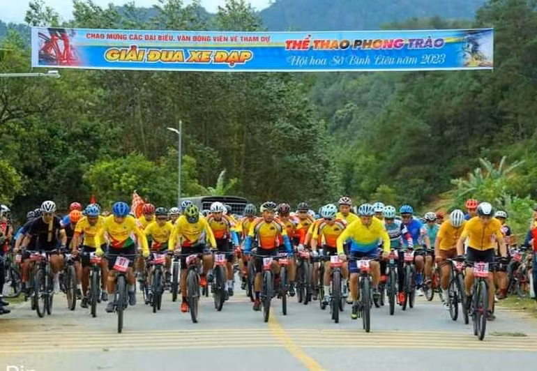 Các vận động viên tham gia Giải đua xe đạp thể thao phong trào Hội hoa Sở Bình Liêu lần thứ 7 xuất phát.