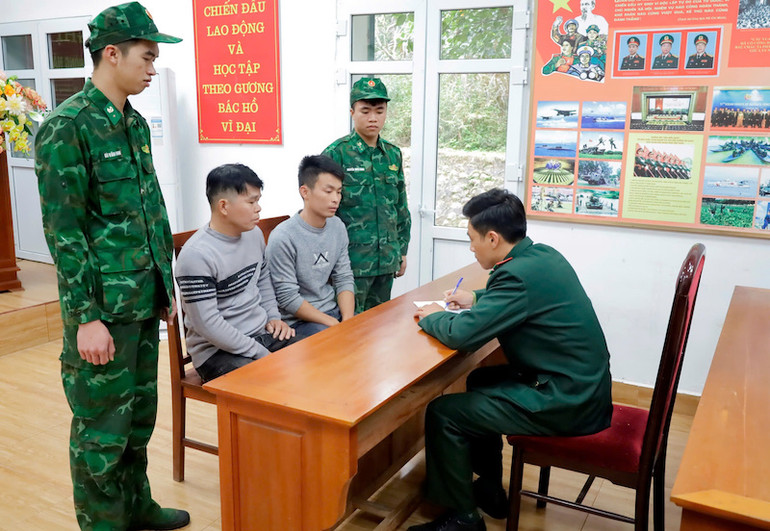 Cán bộ Đồn Biên phòng lấy lời khai các đối tượng.