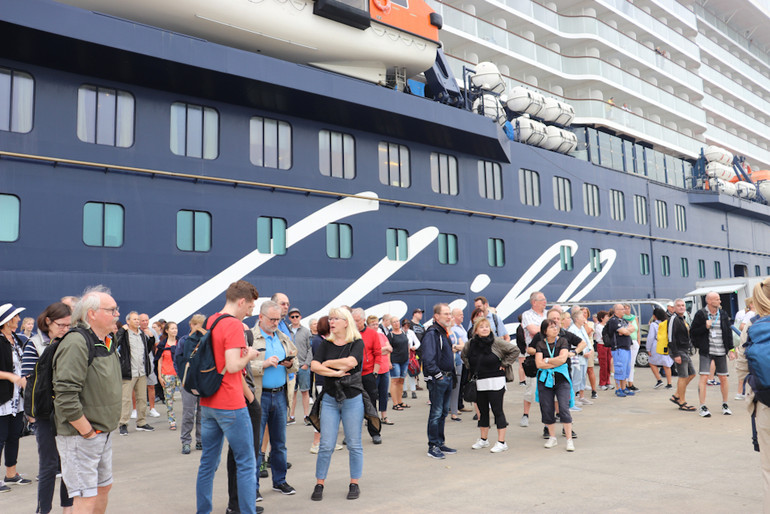 Khách du lịch quốc tế đến với Quảng Ninh ngày càng nhiều.