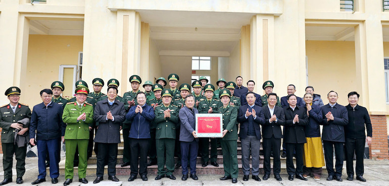 Bí thư Tỉnh ủy Quảng Ninh Vũ Đại Thắng tặng quà cho cán bộ, chiến sĩ Đồn Biên phòng Cô Tô.