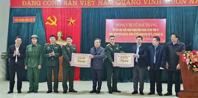 Bí thư Tỉnh ủy Quảng Ninh tặng quà cho cán bộ, chiến sĩ Tiểu đoàn Bộ đội đảo, Lữ đoàn 242.