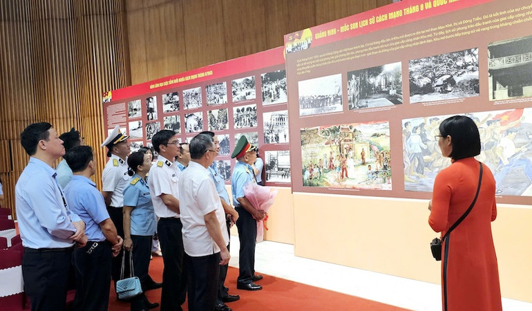 Các đại biểu và nhân dân, du khách tham quan Triển lãm.