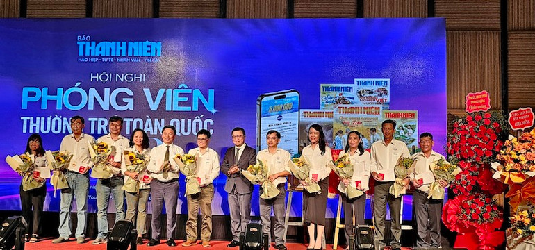 Hội Nhà báo Việt Nam tặng Kỷ niệm chương "Vì sự nghiệp Báo chí" cho các cán bộ, phóng viên Báo Thanh Niên. Hội Nhà báo Việt Nam tặng Kỷ niệm chương "Vì sự nghiệp Báo chí" cho các cán bộ, phóng viên Báo Thanh Niên.