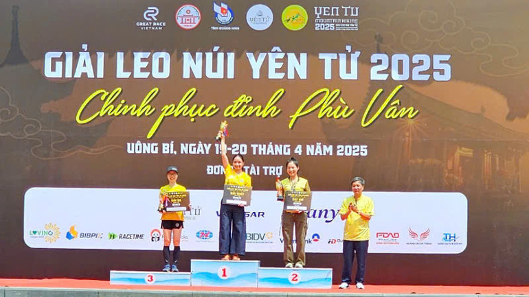 Ban tổ chức trao Giải nhất, Nhì và Ba cự ly 5km cho các vận động viên nữ.