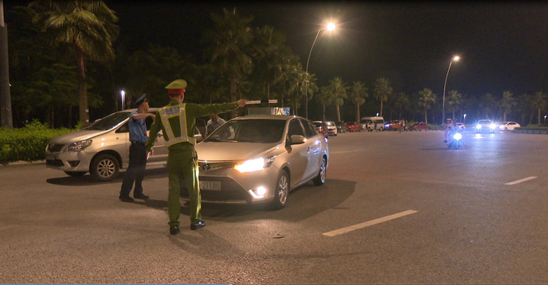 Các chốt kiểm tra được bố trí tại các khu vực xung yếu để hướng dẫn giao thông.