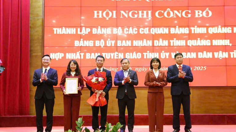 Đồng chí Vũ Đại Thắng, Bí thư Tỉnh ủy, trao quyết định hợp nhất Ban Tuyên giáo Tỉnh ủy và Ban Dân vận Tỉnh ủy thành Ban Tuyên giáo và Dân vận Tỉnh ủy.