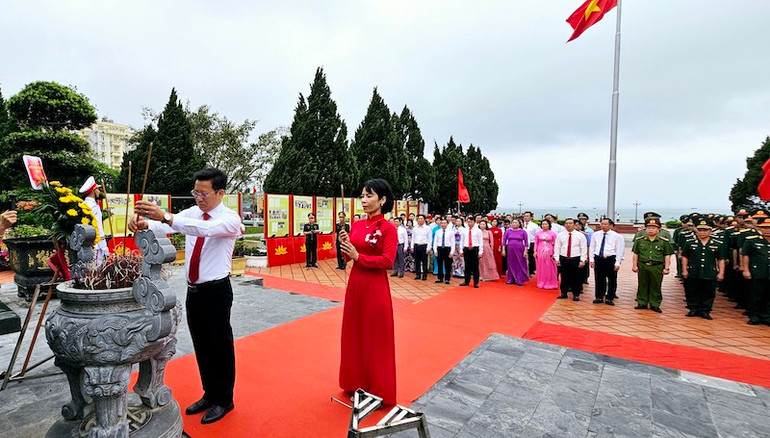 Các đại biểu thực hiện nghi lễ dâng hương. Các đại biểu thực hiện nghi lễ dâng hương.