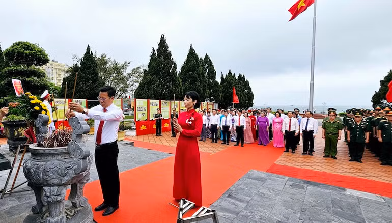 Các đại biểu thực hiện nghi lễ dâng hương.
